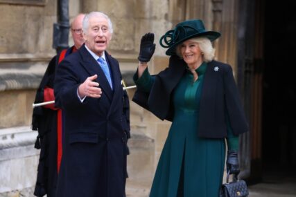 Kralj Charles opet u javnosti nakon teške dijagnoze: Došao na uskrsnu misu s porodicom