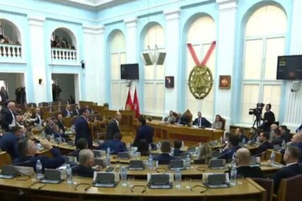 Haos na sjednici Skupštine Crne Gore: Poslanici se krenuli fizički obračunati (VIDEO)