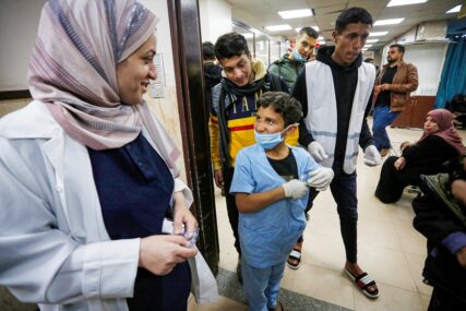 Mali heroj odrastao preko noći: Palestinski dječak volontira u bolnici i pomaže ranjenima (FOTO)
