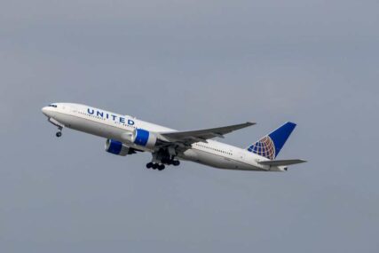 Boeing-777 prinudno sletio nakon što mu je u letu otpala guma