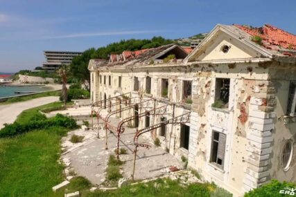 Svi pričaju o bivšem odmaralištu za vojnu elitu JNA na Jadranu. YouTuber objavio kako je preživio 7 dana u napuštenom gradu