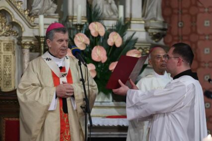 Katolici u Sarajevu proslavljaju najradosniji blagdan: Uskršnja misa okupila vjernike uz pjesmu i molitvu (FOTO)