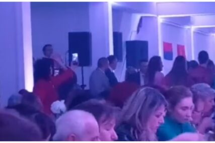 Dodik se nakon ročišta na Sudu BiH dohvatio mikrofona i zapjevao u Doboju