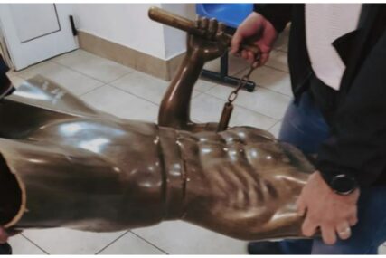 Pronađen ukradeni kip Bruce Leeja u Mostaru, Ispilan napola, bez nogu i glave