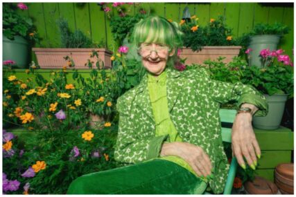 Elizabeta ima 82 godine, zelenu kosu, zelenu odjeću i zeleni stan, a čak je i psa htjela obojiti u zeleno