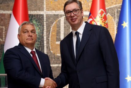 (VIDEO) Vučić i Orban odgovarali na drugačija pitanja: Birali između ćevapa i gulaša, fudbala i košarke...