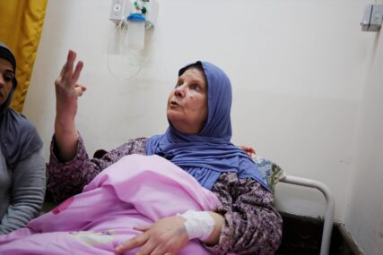 DRAMATIČNE SCENE Amerikanka spašena ispod ruševina njenog doma u Gazi