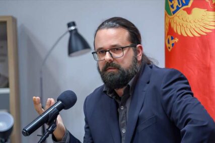Spalili lutku sa njegovim likom: PEN centar BiH daje apsolutnu podršku Andreju Nikolaidisu