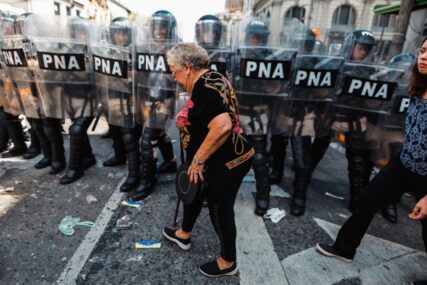 Argentina: Policija se sukobila s demonstrantima koji protestuju protiv mjera štednje (FOTO)