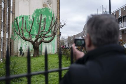 Novi Banksyjev mural u Londonu privlači pažnju i dobija pohvale (FOTO)