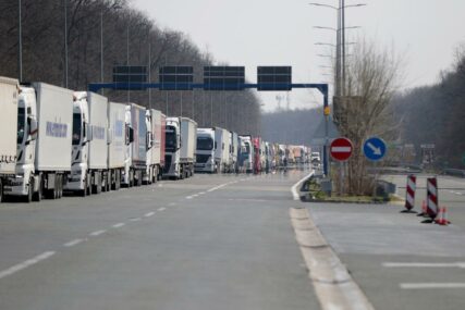Teretna vozila na Batrovcima čekaju na ulaz u Hrvatsku 10 sati
