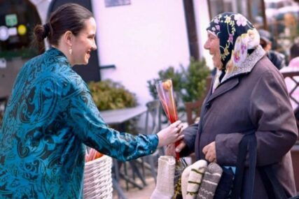 Gradonačelnica Karić dijelila cvijeće ženama na ulicama Sarajeva: "Čine naš život lakšim i boljim"