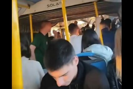 U beogradskom autobusu: Orila se Hankina "Voljela sam, voljela..."(VIDEO)