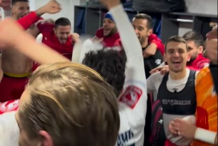 Igrači Borca napravili ludnicu u svlačionici na Koševu, pogledajte kako su proslavili (VIDEO)