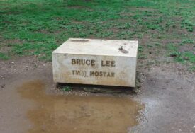 DNO DNA... Nestao kip Brucea Leeja iz mostarskog parka