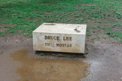 Bruce Lee se vraća u Mostar: Kip će opet biti postavljen u parku gdje je i bio