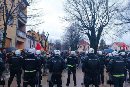 Protest na Cetinju, okupljeni uzvikuju 'Mandiću fašisto' (FOTO+VIDEO)