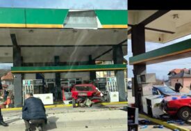Kalesija: Vozač "dvice" uletio u benzinsku pumpu