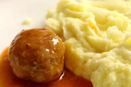 Ručak koji svi vole: Napravite danas izvrsne ćufte u paradajz sosu i ne zaboravite pire krompir… (VIDEO)
