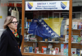 Bosnainfo na ulicama Sarajeva: Osjeti se praznična atmosfera, zastave BiH svuda (FOTO)