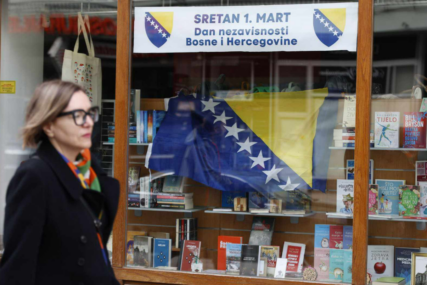 Bosnainfo na ulicama Sarajeva: Osjeti se praznična atmosfera, zastave BiH svuda (FOTO)