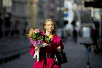 Međunarodni dan žena: Romantika na ulicama Sarajeva: Grad procvjetao, nasmijana lica... (FOTO)