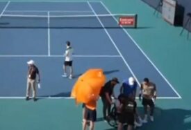Užasne scene na mastersu u Miamiju: Usred meča se onesvijestio i završio u kolicima (VIDEO)