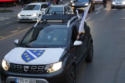 Oduzeta zastava s ljiljanima i uručen prekršajni nalog, unatoč presudi suda u Banjoj Luci...