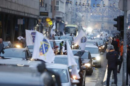 NAŠE KAMERE SU ZABILJEŽILE Stotine vozila na ulicama, Sarajevo u znaku ljiljana (FOTO)
