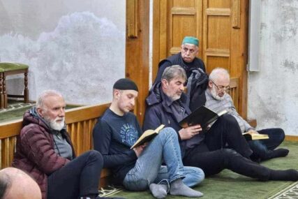 Dino Merlin sluša učenje Kur'ana u Čekrekčijinoj džamiji u Sarajevu