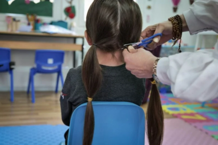 Ugrijao srca u BiH: Dječak (6) iz Iraka u centru Ušivak donirao kosu za djecu oboljelu od raka