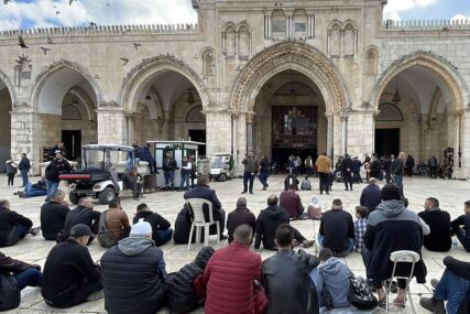 Izrael ograničava Palestincima pristup džamiji Al-Aksa tokom molitve petkom