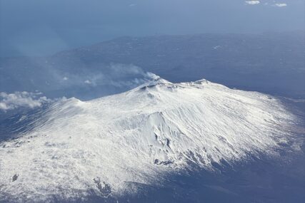 LEGENDARNU ETNU U OVOM IZDANJU JOŠ NISTE VIDJELI Poznati vulkan u bijelom (FOTO)