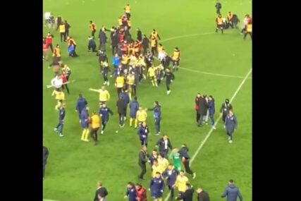 HOROR NAKON UTAKMICE - Navijači Trabzona napali igrače Fenera dok su slavili pobjedu u derbiju (VIDEO)