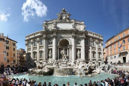 Iz fontane želje di Trevi u Rimu svake godine čistači lopatama sakupe 1.5 milione eura!