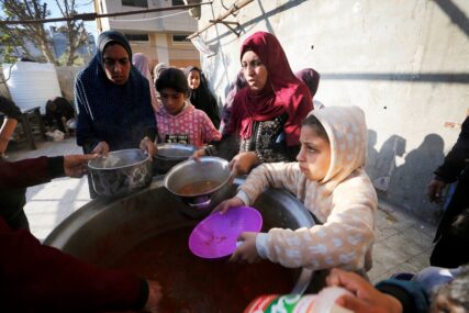 Humanitarna katastrofa: Ljudi u Gazi satima čekaju u redovima kako bi dobili obrok