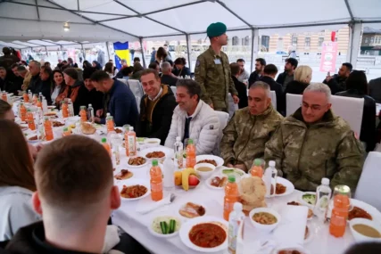 Turska vojna misija u BiH organizirala iftar na platou ispred sarajevske Vijećnice