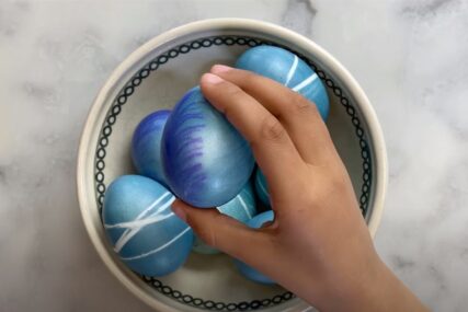 VIDEO Kako obojiti jaja u plavo uz pomoć jedne zdrave namirnice