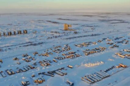 Kamioni i građevinske mašine prekrivene snijegom u ruskoj Vorkuti (VIDEO)