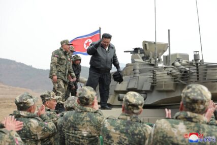 Kim Jong Un nadzirao vježbe artiljerijskih jedinica u Sjevernoj Koreji