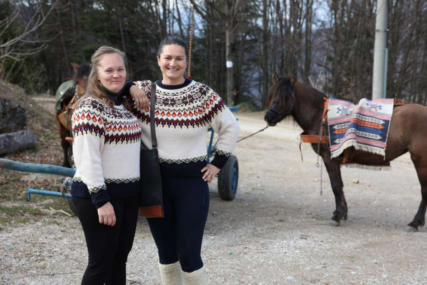 Bosanka se iz Nizozemske vratila u Fojnicu: "Putovanje kolima koje vuku bosanski brdski konji vraća nas u prošlost" (VIDEO)