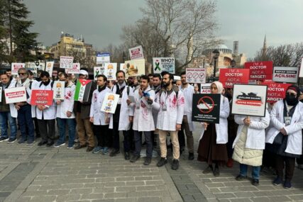 Ljekari u Istanbulu održali protest protiv izraelskih napada na Gazu