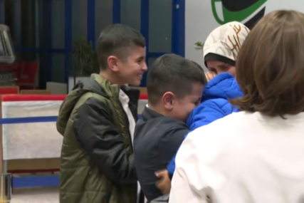 Emotivni prizori: Dječaci mislili da dočekuju sugrađanina iz Gaze, ugledali su majku i braću (VIDEO)