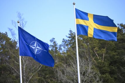 Podignuta švedska zastava ispred sjedišta NATO-a. "Putin je napravio veliku grešku"