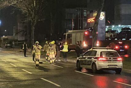 Teška nesreća sinoć u Sarajevu: Automobil potpuno smrskan, vatrogasci izvlačili povrijeđene