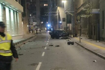 Ovo su detalji teške nesreće na Skenderiji: Maloljetnik BMW-om udario u Polo i betonski stub, vozilom se prevrtao asfaltom