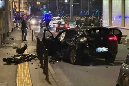 Teška nesreća u Sarajevu: Dijelovi auta rasuti po cesti, 3 osobe povrijeđene