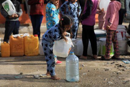 Nestašica pitke vode u Gazi: Ljudi s kanisterima čekaju satima u redovima