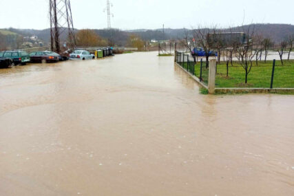 KIŠA NAPRAVILA PROBLEME U NOVOM GRADU: Bujične vode poplavile lokalne puteve