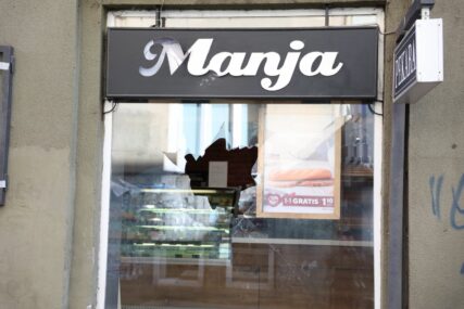 Nakon navoda inspekcije o svinjetini u bureku:  Razbijen izlog pekare Manja u Sarajevu (FOTO)